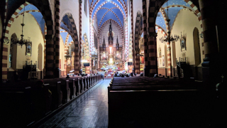 Obraz zawieraj�cy budynek, �uk, kolumnada

Opis wygenerowany automatycznie