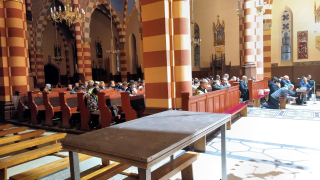 Obraz zawieraj�cy wewn�trz, sala konferencyjna, jadalnia

Opis wygenerowany automatycznie