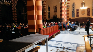 Obraz zawieraj�cy st�, wewn�trz, st� w jadalni, jadalnia

Opis wygenerowany automatycznie