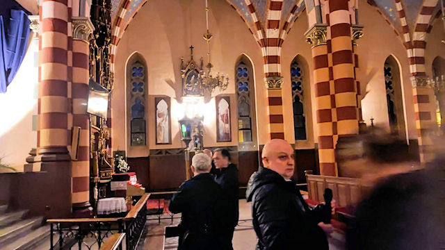 Obraz zawieraj�cy ubrania, cz�owiek, osoba, ko�ci�

Zawarto�� wygenerowana przez AI mo�e by� niepoprawna.