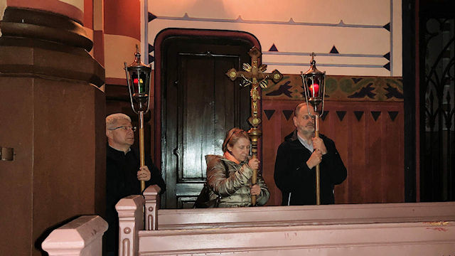 Obraz zawieraj�cy w pomieszczeniu, ubrania, osoba, Ludzka twarz

Zawarto�� wygenerowana przez AI mo�e by� niepoprawna.