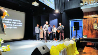 Obraz zawieraj�cy w pomieszczeniu, ubrania, osoba, sufit

Zawarto�� wygenerowana przez sztuczn� inteligencj� mo�e by� niepoprawna.