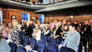 Obraz zawieraj�cy ubrania, osoba, cz�owiek, w pomieszczeniu

Zawarto�� wygenerowana przez sztuczn� inteligencj� mo�e by� niepoprawna.