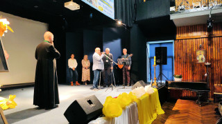 Obraz zawieraj�cy ubrania, w pomieszczeniu, osoba, garnitur

Zawarto�� wygenerowana przez sztuczn� inteligencj� mo�e by� niepoprawna.