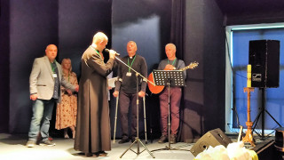 Obraz zawieraj�cy ubrania, osoba, cz�owiek, gitara

Zawarto�� wygenerowana przez sztuczn� inteligencj� mo�e by� niepoprawna.