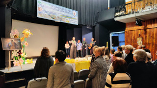 Obraz zawieraj�cy ubrania, cz�owiek, w pomieszczeniu, osoba

Zawarto�� wygenerowana przez sztuczn� inteligencj� mo�e by� niepoprawna.