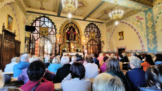 Obraz zawieraj�cy ubrania, osoba, kobieta, ludzie

Zawarto�� wygenerowana przez sztuczn� inteligencj� mo�e by� niepoprawna.