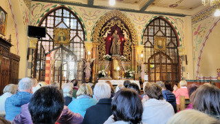 Obraz zawieraj�cy ubrania, osoba, miejsce mod��w, �wi�te miejsca

Zawarto�� wygenerowana przez sztuczn� inteligencj� mo�e by� niepoprawna.