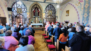 Obraz zawieraj�cy ubrania, osoba, cz�owiek, kult

Zawarto�� wygenerowana przez sztuczn� inteligencj� mo�e by� niepoprawna.