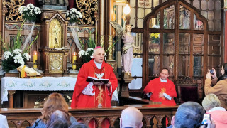 Obraz zawieraj�cy ubrania, osoba, kult, miejsce mod��w

Zawarto�� wygenerowana przez sztuczn� inteligencj� mo�e by� niepoprawna.