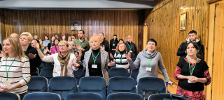 Obraz zawieraj�cy ubrania, osoba, kobieta, w pomieszczeniu

Zawarto�� wygenerowana przez sztuczn� inteligencj� mo�e by� niepoprawna.