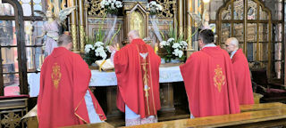 Obraz zawieraj�cy osoba, miejsce mod��w, kult, duchowie�stwo

Zawarto�� wygenerowana przez sztuczn� inteligencj� mo�e by� niepoprawna.