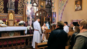 Obraz zawieraj�cy osoba, osoby, o�tarz

Opis wygenerowany automatycznie