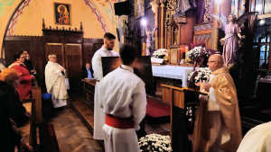 Obraz zawieraj�cy tekst, osoba, wewn�trz, osoby

Opis wygenerowany automatycznie