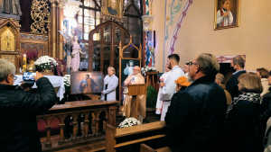 Obraz zawieraj�cy osoba, wewn�trz, o�tarz

Opis wygenerowany automatycznie