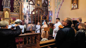 Obraz zawieraj�cy wewn�trz, osoba, o�tarz

Opis wygenerowany automatycznie