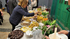 Obraz zawieraj�cy osoba, st�, wewn�trz

Opis wygenerowany automatycznie