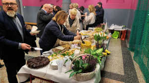 Obraz zawieraj�cy osoba, wewn�trz

Opis wygenerowany automatycznie