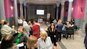 Obraz zawieraj�cy osoba, wewn�trz, osoby, grupa

Opis wygenerowany automatycznie