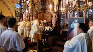 Obraz zawieraj�cy tekst, osoba, wewn�trz, osoby

Opis wygenerowany automatycznie