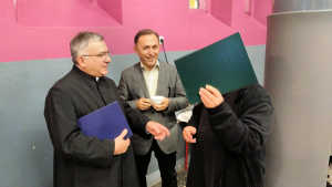 Obraz zawieraj�cy osoba, kostium, stoj�ce, ubrany

Opis wygenerowany automatycznie