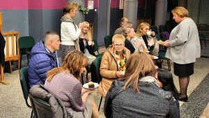 Obraz zawieraj�cy osoba, wewn�trz, osoby, grupa

Opis wygenerowany automatycznie