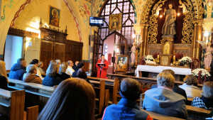 Obraz zawieraj�cy osoba, wewn�trz, osoby, o�tarz

Opis wygenerowany automatycznie