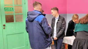 Obraz zawieraj�cy osoba, grupa

Opis wygenerowany automatycznie