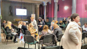 Obraz zawieraj�cy osoba, wewn�trz

Opis wygenerowany automatycznie