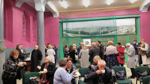 Obraz zawieraj�cy osoba, wewn�trz, sala

Opis wygenerowany automatycznie