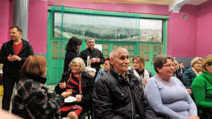 Obraz zawieraj�cy osoba, grupa, osoby, sala konferencyjna

Opis wygenerowany automatycznie