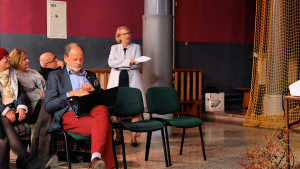 Obraz zawieraj�cy pod�o�e, wewn�trz, osoba, pomieszczenie

Opis wygenerowany automatycznie