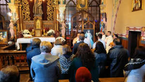 Obraz zawieraj�cy wewn�trz, osoba, o�tarz

Opis wygenerowany automatycznie