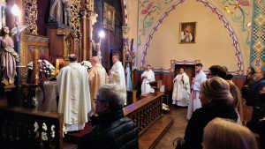 Obraz zawieraj�cy wewn�trz, osoba, rodzina, o�tarz

Opis wygenerowany automatycznie