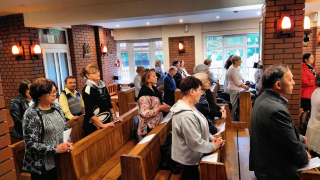 Obraz zawieraj�cy tekst, osoba, osoby, wewn�trz

Opis wygenerowany automatycznie