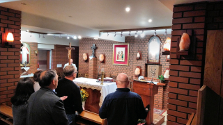 Obraz zawieraj�cy sufit, wewn�trz, osoba, osoby

Opis wygenerowany automatycznie