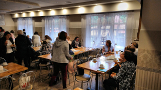 Obraz zawieraj�cy tekst, wewn�trz, osoba, sufit

Opis wygenerowany automatycznie