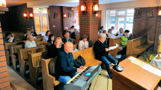 Obraz zawieraj�cy tekst, wewn�trz, st�, okno

Opis wygenerowany automatycznie