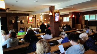 Obraz zawieraj�cy osoba, sufit, wewn�trz, osoby

Opis wygenerowany automatycznie