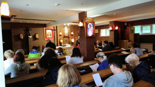 Obraz zawieraj�cy sufit, osoba, wewn�trz, osoby

Opis wygenerowany automatycznie