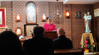 Obraz zawieraj�cy osoba, wewn�trz, osoby, kominek

Opis wygenerowany automatycznie