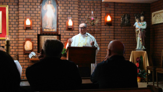 Obraz zawieraj�cy wewn�trz

Opis wygenerowany automatycznie