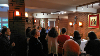 Obraz zawieraj�cy sufit, osoba, wewn�trz, osoby

Opis wygenerowany automatycznie