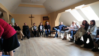 Obraz zawieraj�cy osoba, wewn�trz, sufit, pod�o�e

Opis wygenerowany automatycznie