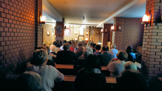 Obraz zawieraj�cy wewn�trz, sufit, osoba, osoby

Opis wygenerowany automatycznie