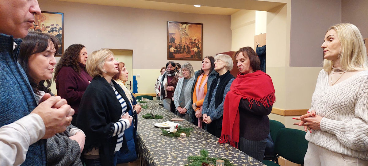 Obraz zawieraj�cy ubrania, osoba, Ludzka twarz, �ciana

Zawarto�� wygenerowana przez AI mo�e by� niepoprawna.