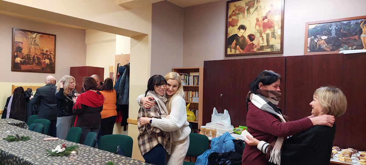 Obraz zawieraj�cy ubrania, �ciana, osoba, w pomieszczeniu

Zawarto�� wygenerowana przez AI mo�e by� niepoprawna.