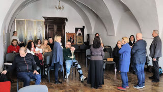 Obraz zawieraj�cy ubrania, osoba, cz�owiek, ludzie

Zawarto�� wygenerowana przez sztuczn� inteligencj� mo�e by� niepoprawna.