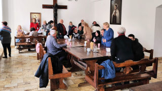 Obraz zawieraj�cy meble, ubrania, w pomieszczeniu, osoba

Zawarto�� wygenerowana przez sztuczn� inteligencj� mo�e by� niepoprawna.