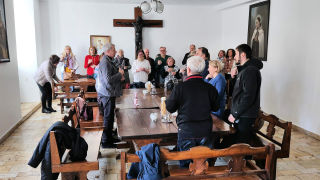 Obraz zawieraj�cy ubrania, osoba, meble, w pomieszczeniu

Zawarto�� wygenerowana przez sztuczn� inteligencj� mo�e by� niepoprawna.